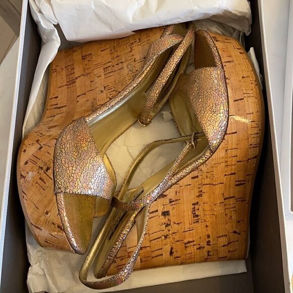EMY MACK ROSE METALLIC WEDGES.  NEW - Picture 9 of 9